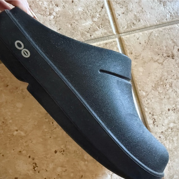OOFOS WOMEN'S OOCLOOG CLOG - BLACK Size 6 - Picture 2 of 3